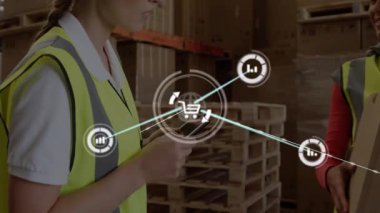 Depoda dijital ağ animasyon kaplamalı kutular, işçiler meşgul. Lojistik, tedarik zinciri, dağıtım, envanter, takım çalışması, ulaşım