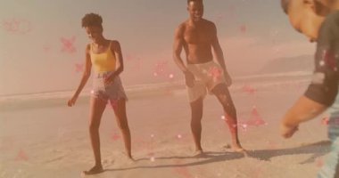 Sahilde yürürken, etrafında kırmızı renkli animasyon parçacıkları olan iki kişi. Çift, romantik, fantezi, dijital, rahatlatıcı, kum