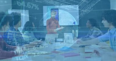 Katılımcıları kapsayan finansal veriler ve küresel animasyonlarla iş toplantısı. Şirket, takım çalışması, finans, küresel, işbirliği, analistler