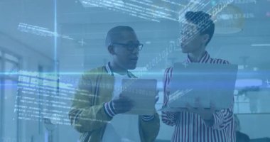 Dijital veri işleme animasyon örtüşen belgeleri inceleyen iki kişi. İş, takım çalışması, analiz, işbirliği, teknoloji, ofis