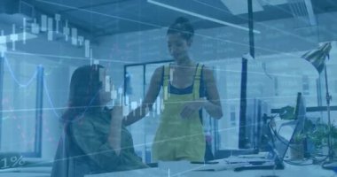 İş kadınları finansal veriler ve borsa çizelgesi animasyonu üzerinde tartışıyor. finans, analiz, şirket, ekonomi, takım çalışması, toplantı