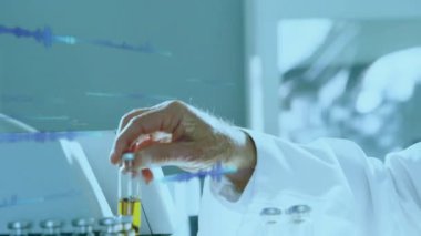 Laboratuvarda veri işleme animasyonuyla test tüpüyle uğraşan bir bilim adamı. Bilim, kimya, araştırma, yenilik, teknoloji, deney