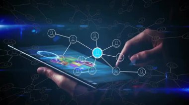 Eller bağlı kullanıcı simgeleri animasyonu ağı üzerinden tabletle etkileşime giriyor. Teknoloji, dijital, iletişim, bağlantı, etkileşimli, aygıt