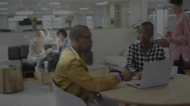Ofis masasında işbirliği yapmak, çeşitli meslektaşlar çalışırken, diğerleri yakınlarda dinlenmek. Takım çalışması, beyin fırtınası, işbirliği, çeşitlilik, şirket, ağ oluşturma