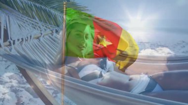 Hamakta dinlenen, plaj sahnesinde kamerun bayrağı canlandıran kadın. Rahatlama, seyahat, yaz, tropikal, boş zaman
