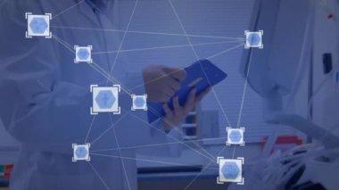 Tabletteki verileri analiz eden bilim adamı, animasyondaki ağ bağlantılarını gözlemliyor. Teknoloji, yenilik, araştırma, veri analizi, dijital, ağ