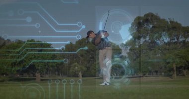 Yeşil manzara üzerinde dijital arayüz animasyonuna sahip golf sopası. teknoloji, artırılmış gerçeklik, spor, açık hava, yenilik, atlet