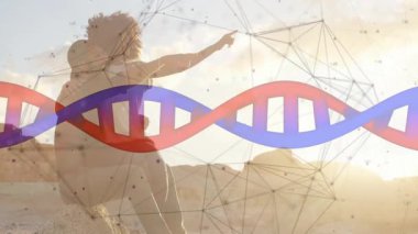 Açık havada gökyüzünü gösteren kişi üzerinde DNA ipliği animasyonu. Biyoteknoloji, genetik, yenilik, bilim, araştırma, analiz