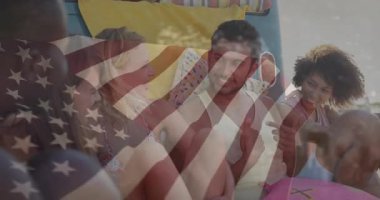 Sahilde dinlenen, Amerikan bayrağını taşıyan genç yetişkinler. Tatil, vatanseverlik, plaj kıyafeti, yaz, dinlenme, tatil