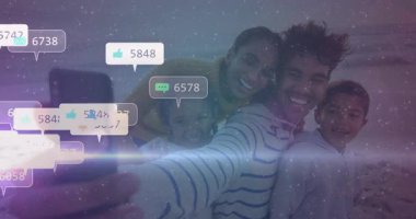 Sosyal medya bildirimleri ile selfie çeken gülümseyen arkadaşlar animasyonu örtüyor. Arkadaşlık, teknoloji, akıllı telefon, selfie, bağlantı, etkileşim