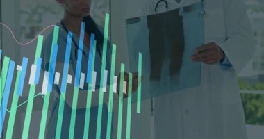 Hasta verilerini gözden geçiriyorum, doktorlar hastane ofisindeki renkli grafik animasyonlarını analiz ediyorlar. Sağlık, analiz, takım çalışması, tıp uzmanları, teknoloji, işbirliği