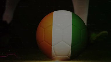 Finansal grafik üzerinde çim üzerinde İrlanda bayrağı tasarımı olan futbol topu. Futbol, İrlanda, finans, ekonomi, spor, analitik