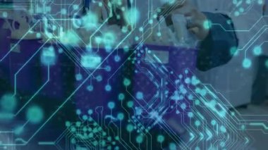 Animasyon, okuldaki teknolojiyi kullanan insanların dijital devre şablonunu örtüyor. eğitim, yenilik, elektronik, ağ, bağlantı, modern