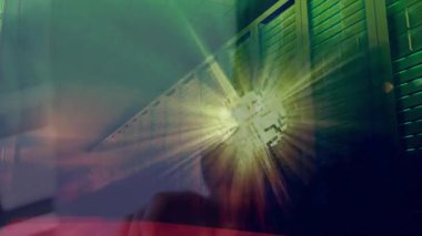 Renkli ışık demetleri veri merkezi sunucularında soyut animasyon efekti yaratıyor. Teknoloji, ağ oluşturma, yenilik, fütüristik, dijital, bağlantı