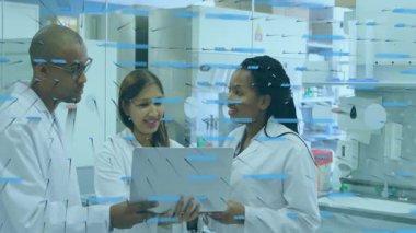 Laboratuvar önlüklü bilim adamları DNA iplikçikli animasyon verilerini analiz ediyorlar. Laboratuvar, biyoteknoloji, araştırma, genetik, analiz, yenilik