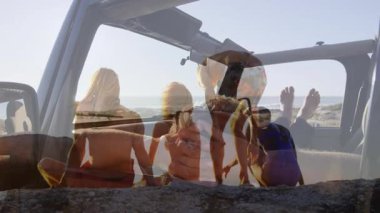 Sahil manzaralı insanları kaplayan iç mekanların güneş ışığında canlandırılması. Otomobil, tatil, yaz, rahatlama, yolculuk, ulaşım
