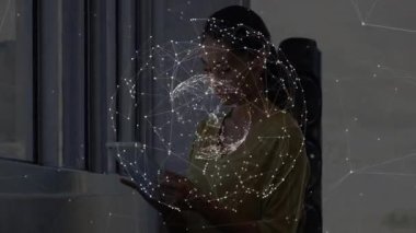 Bağlantı ağı ve veri işleme animasyon örtüsü olan tablet kullanan bir kadın. Teknoloji, dijital, yenilik, iletişim, bağlantı, fütüristik