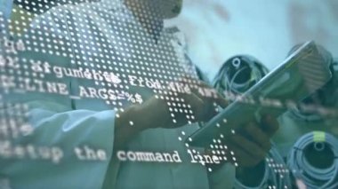 Dijital veri kaplamalı tablet kullanan bilim adamı laboratuvar animasyonunda çalışıyor. Teknoloji, yenilik, araştırma, deney, analiz, fütüristik