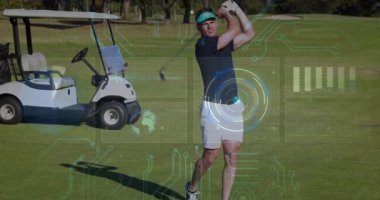 Yeşil alan üzerinde dijital veri işleme animasyonuyla golf oynayan adam. teknoloji, spor, analiz, açık hava, yenilik, eğlence