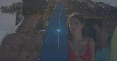 Dijital veri kaplamalı sörf tahtası, plajda kırmızı bikinili kadın. Sörf, teknoloji, yaz, eğlence, aktif, okyanus