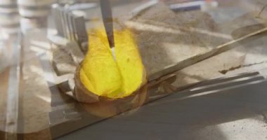 Ahşap kesim tahtasının üzerinde meşale aleviyle ısıtmalı metal. Aşçılık, aşçılık, gastronomi, zanaatkar, malzemeler, yemek hazırlama