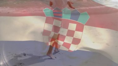 Sahilde yürüyen, arka planda Hırvat bayrağı olan bir kadın. Seyahat, tatil, turizm, tatil, rahatlama, ulusal