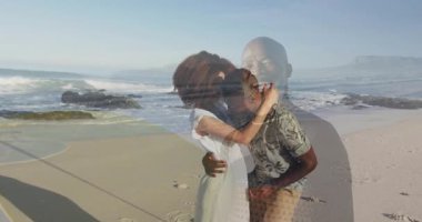 Sevinçle kucaklayan baba ve kızı sahilde birlikte vakit geçiriyorlar. Aile, bağ, mutluluk, açık hava, okyanus, yaz