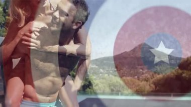 Gülümseyen bir çift vatansever yıldız ve çember animasyonu üzerinde gezmekten zevk alıyor. Mutluluk, romantizm, milliyet, bağımsızlık, aşk, kutlama