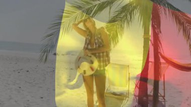 Palmiye ağacının altında, güneş gözlüklü kadın elinde şapka, güneşli sahil animasyonunun tadını çıkarıyor. Tatil, tropikal, yaz, rahatlama, okyanus, kum