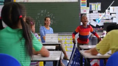 Okulda, çocuklar Amerikan bayrağını anayasa animasyon kaplamalı tutuyorlardı. Vatanseverlik, kutlama, birlik, özgürlük, çeşitlilik, eğitim