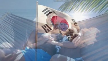 Hamakta dinlenen, Güney Kore bayrak animasyonlu çift açık havada uzanır. Tatil, tatil, rahatlama, seyahat, vatanseverlik, yaz tatili.