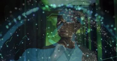 Okulda, bilim adamı dijital holografik küreyi animasyon ile analiz ediyor. Teknoloji, yenilik, araştırma, analiz, fütüristik, bilim