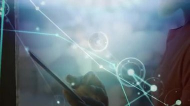 Dijital ağ bağlantıları olan tablet kullanılıyor, kişi odaklanıyor ve bağlanıyor. Teknoloji, yenilik, bağlantı, iletişim, dokunmatik ekran, etkileşim