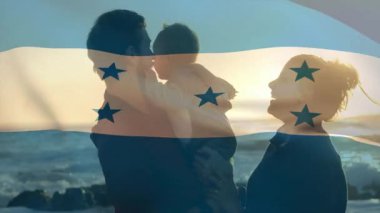 Honduras bayrağıyla kaplanmış plajda bir aile, canlandırma silueti etkisi yaratıyor. Tatil, kıyı şeridi, okyanus, tropik