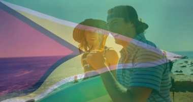 Okyanus kıyısındaki içeceklerin tadını çıkaran, arka planda renkli bayrak animasyonu olan insanlar. Plaj, yaz, kutlama, rahatlama, tropikal, boş zaman