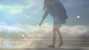 Sahildeki insan silueti ağ bağlantıları ile animasyon örtüşüyor. technology, digital, communication, futuristic, innovation