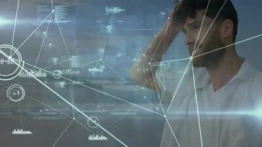 Dijital ağ bağlantıları ile pencerenin yanında duran adam animasyonu örtüyor. Teknoloji, bağlantı, iletişim, yenilik, arayüz, fütürist