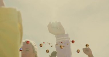 Okulda, çocuklar yüzen emojiler ve parlak animasyonlarla yumruklarını kaldırıyorlar. Eğitim, birlik, coşku, katılım, ilham, yaratıcılık