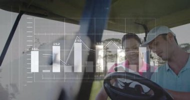 Golf arabasında, golfçüler veri tablolarını animasyon sahneleriyle analiz ederler. Teknoloji, takım çalışması, yenilik, analiz, sportmenlik, eğlence