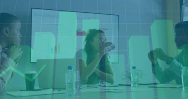 Finansal grafik animasyonu ile iş toplantısı. Çeşitli takımlar raporları tartışıyor. Takım çalışması, işbirliği, finans, analitik, sunum, beyin fırtınası