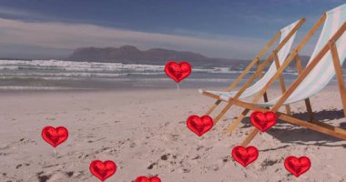 Sahilde güvertedeki sandalyelerin üzerinde hareketli kırmızı kalp balonları. Yaz, tatil, romantizm, rahatlama, deniz kenarı, kutlama