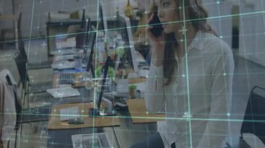 Ofisteki iş kadını dijital veri şebekesiyle animasyonu örtüyor. technology, communication, innovation, analytics, corporate, futuristic