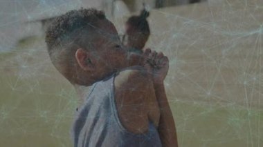 Dans eden, dijital ağ animasyonu olan gençler okul ortamında üst üste biniyor. Dans, gençlik, teknoloji, bağlantı, sosyal, ağ