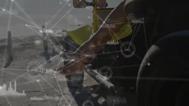 Sarı ATV 'de dinlenen, dijital ağ animasyonu ile çevrili kişi. Teknoloji, bağlantı, iletişim, yenilik, ulaşım, eğlence