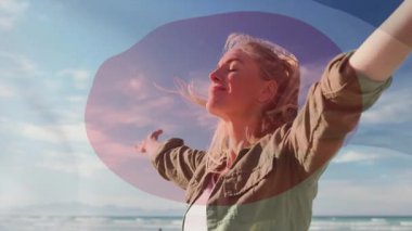 Okyanus esintisinin tadını çıkaran, soyut, renkli animasyon şekilleri olan bir kadın. Plaj, rahatlama, tatil, coşku, özgürlük, yaratıcılık