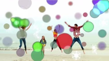 Renkli kabarcıklar ve kar taneleri animasyon örtüsüyle plajda zıplayan aile. Neşe, neşe, açık hava, tatil