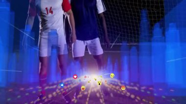 Dijital şehir manzarası animasyonu ile kalenin önünde iki futbolcu. Spor, teknoloji, fütürist, takım çalışması