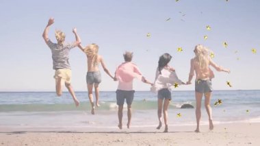 Bir grup arkadaş plajda altın yıldızlı animasyonlarla neşeyle zıplıyorlar. Arkadaşlık, kutlama, tatil, plaj eğlencesi, yaz, kaynaşma