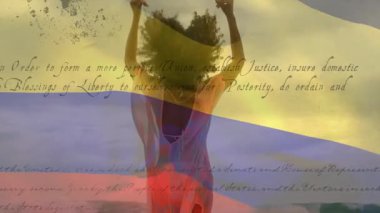 Renkli animasyon geçmişi olan Amerikan Anayasası metninin üzerinde dans eden siluet. Vatanseverlik, bağımsızlık, özgürlük, dans, yasal, kutlama