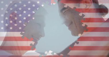 Amerikan bayrağı ve yapboz animasyonu üzerinde yüz yüze iki insan. Vatanseverlik, birlik, çeşitlilik, anlaşma, işbirliği, ortaklık
